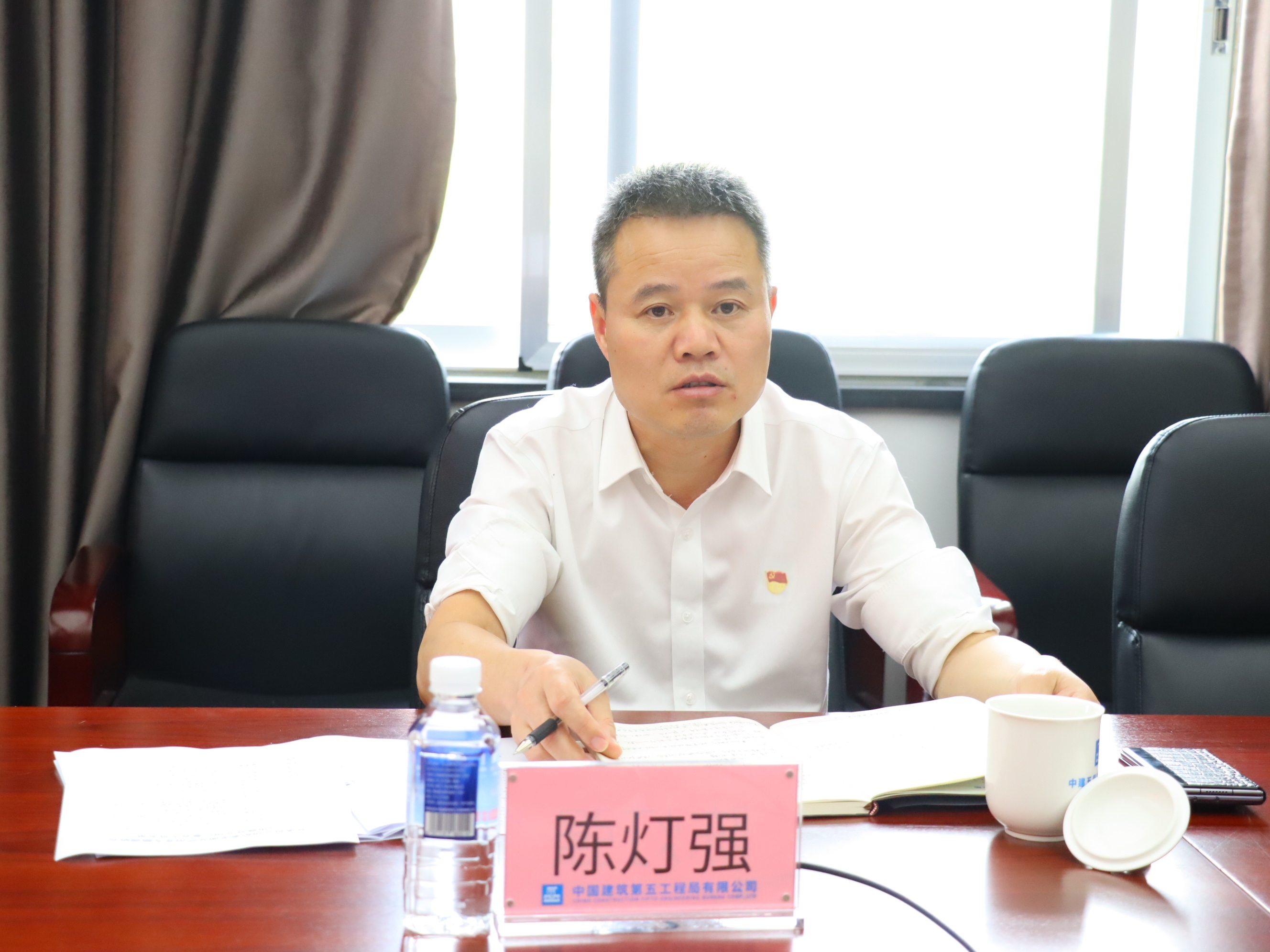 有党徽的.jpg