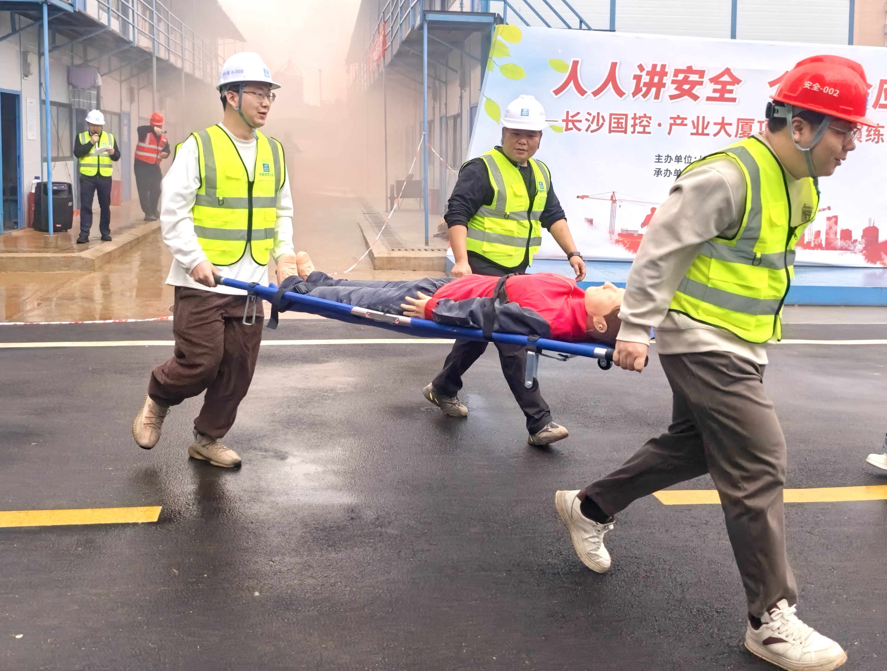 10.救援组携急救箱、担架迅速进入现场，成功转移模拟被困人员.jpg