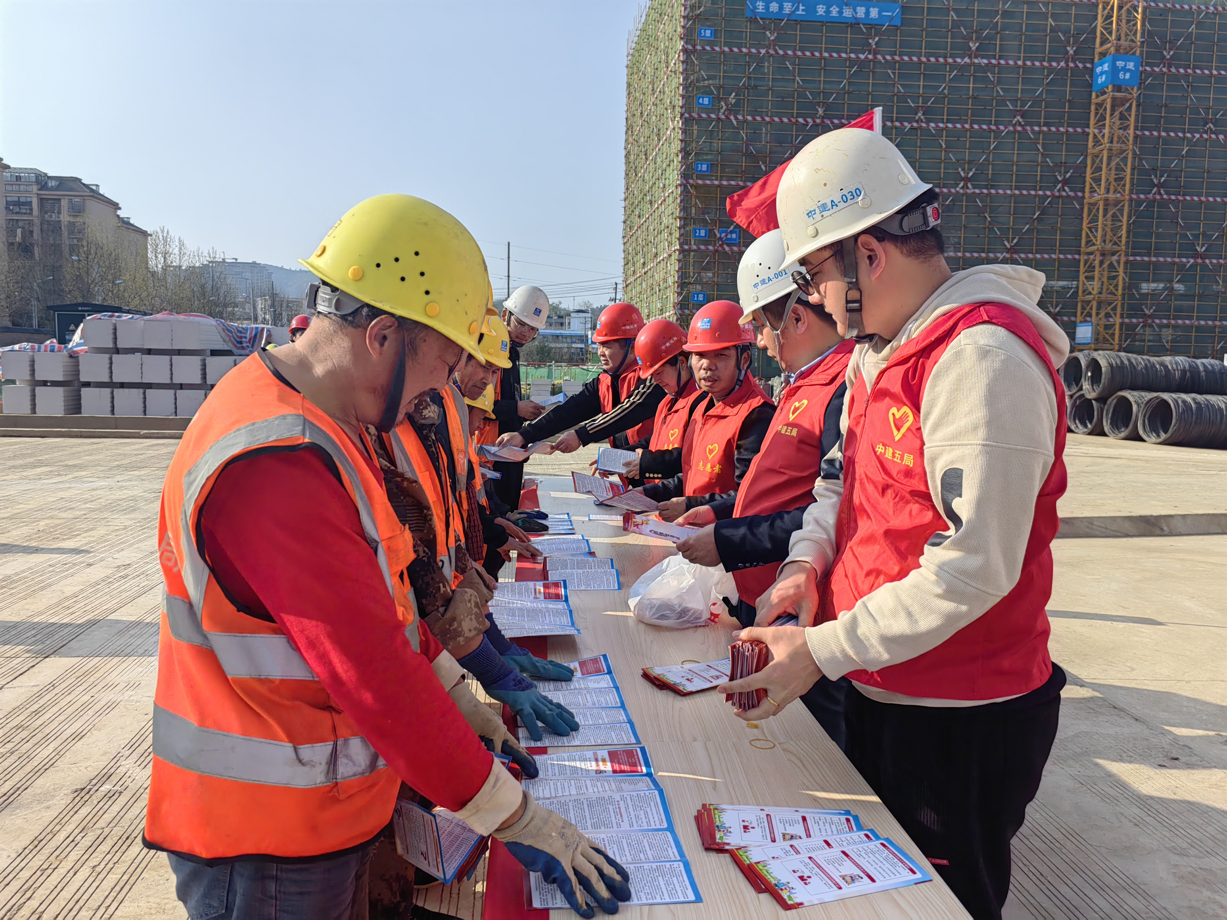 给劳务工友发放《江西省平安建设条例》宣传手册.jpg