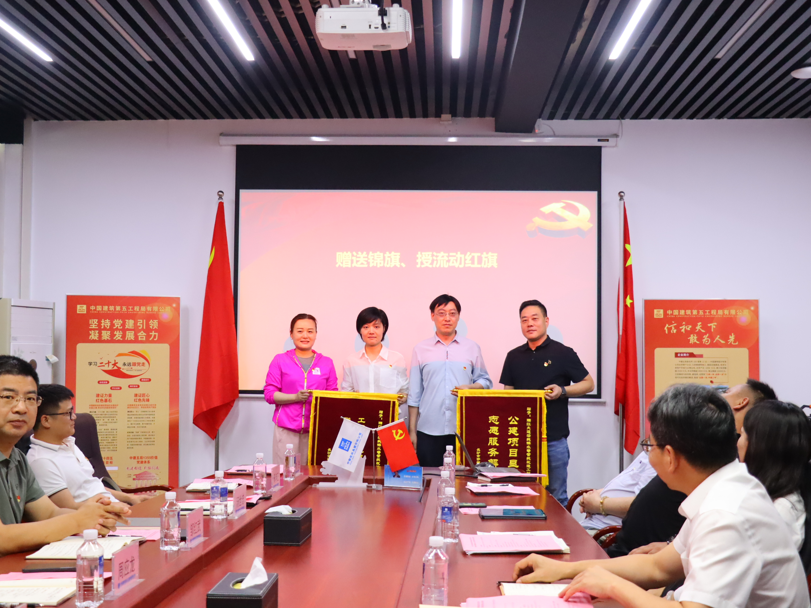 授锦旗.JPG