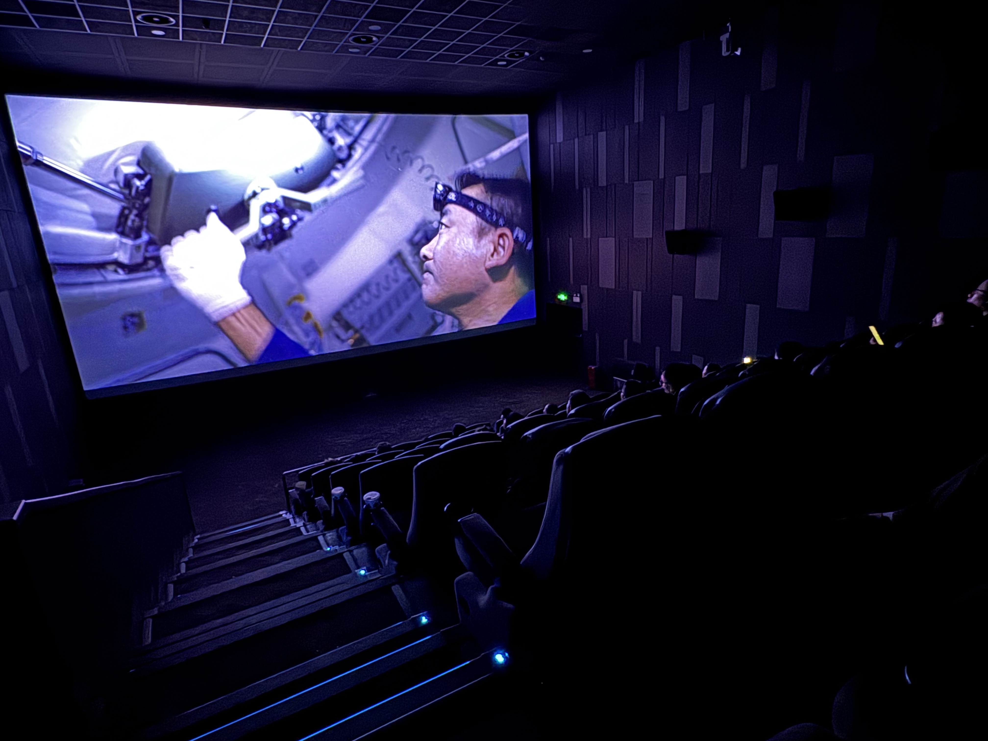 观看电影《窗外是蓝星》主题党日活动2.jpg 观看电影《窗外是蓝星》主题党日活动2.jpg