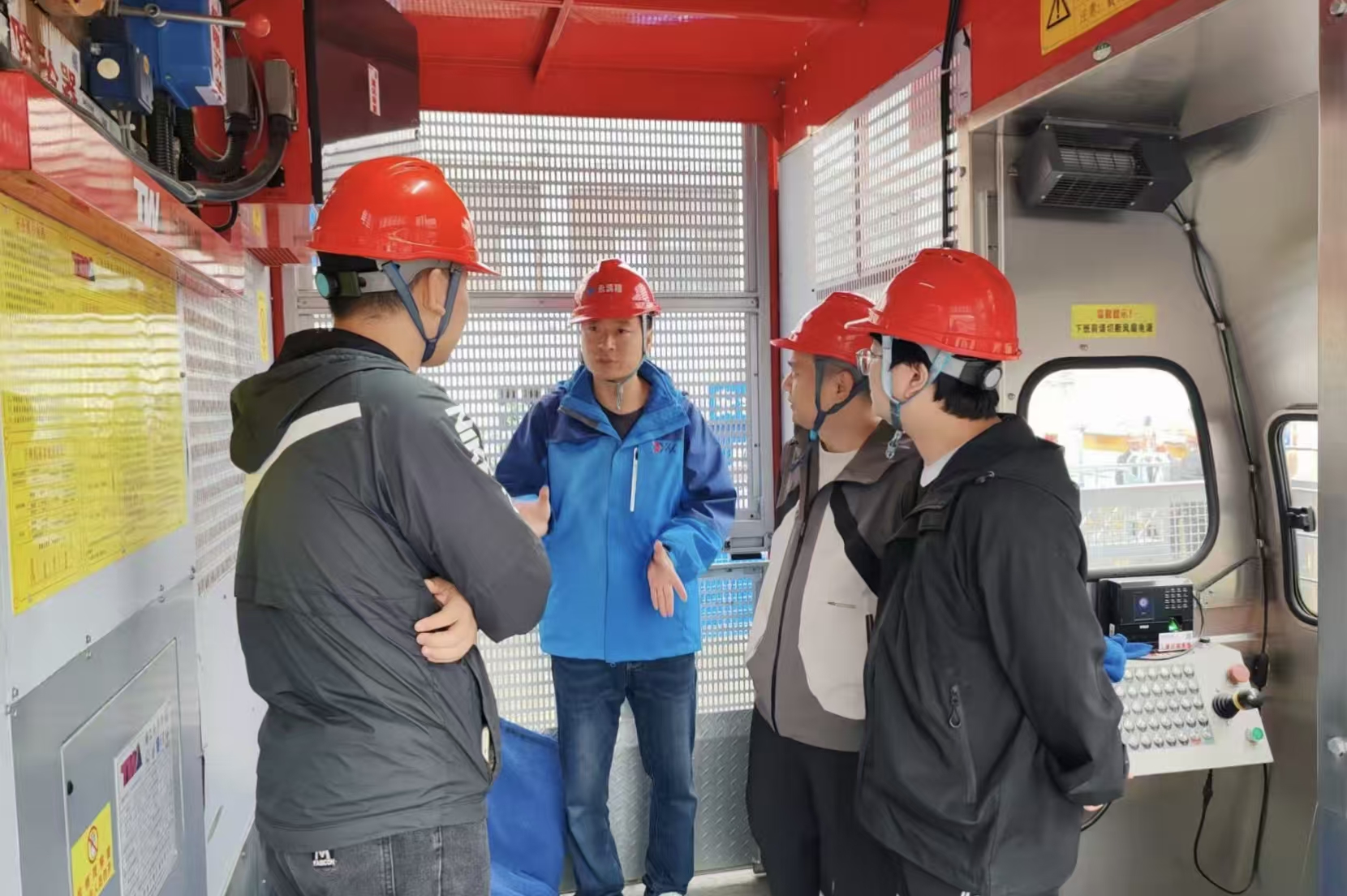 现场实训.jpg 现场实训.jpg