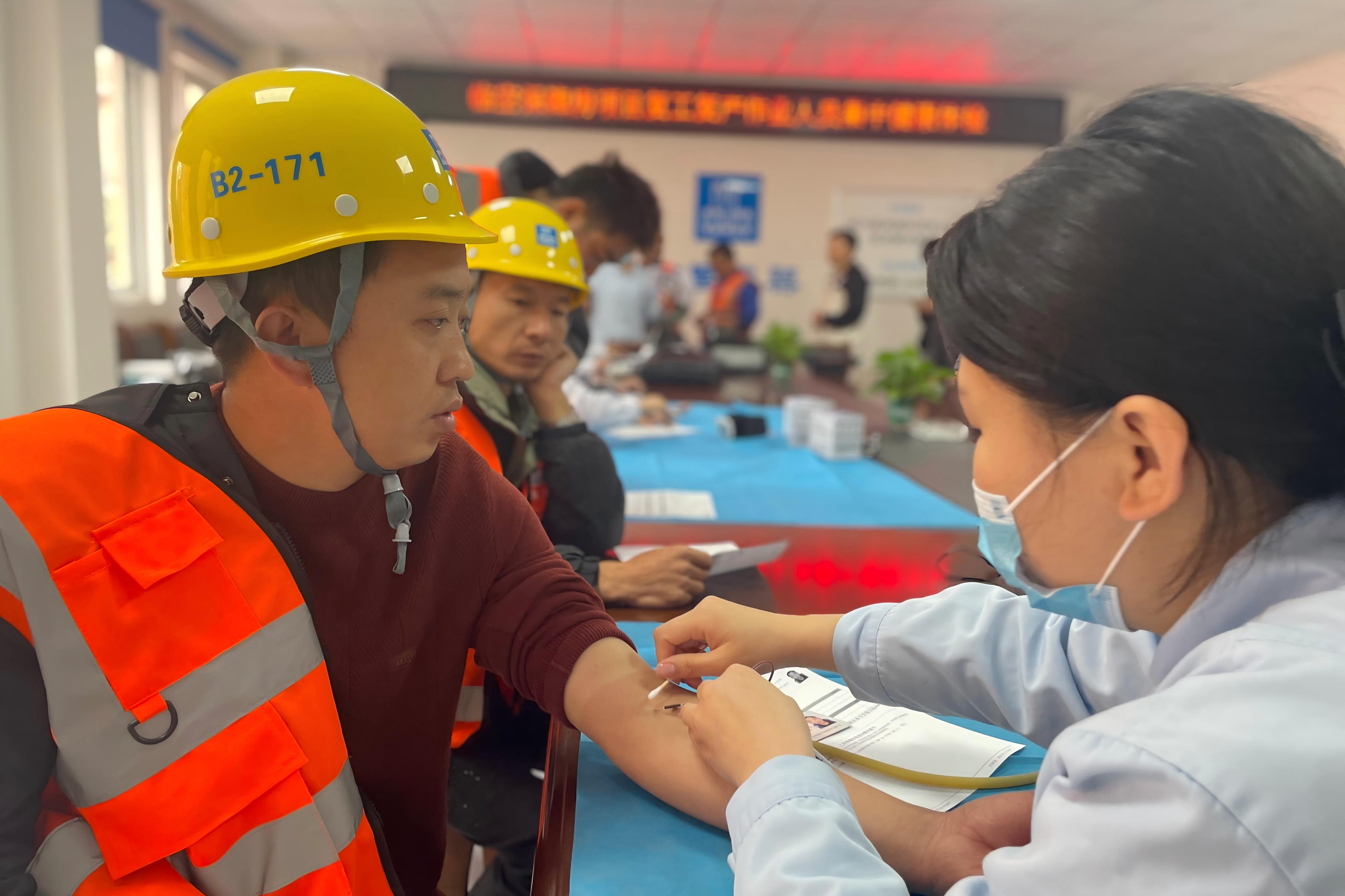 四川公司临空经济区保租房项目组织进场作业人员体检.jpg
