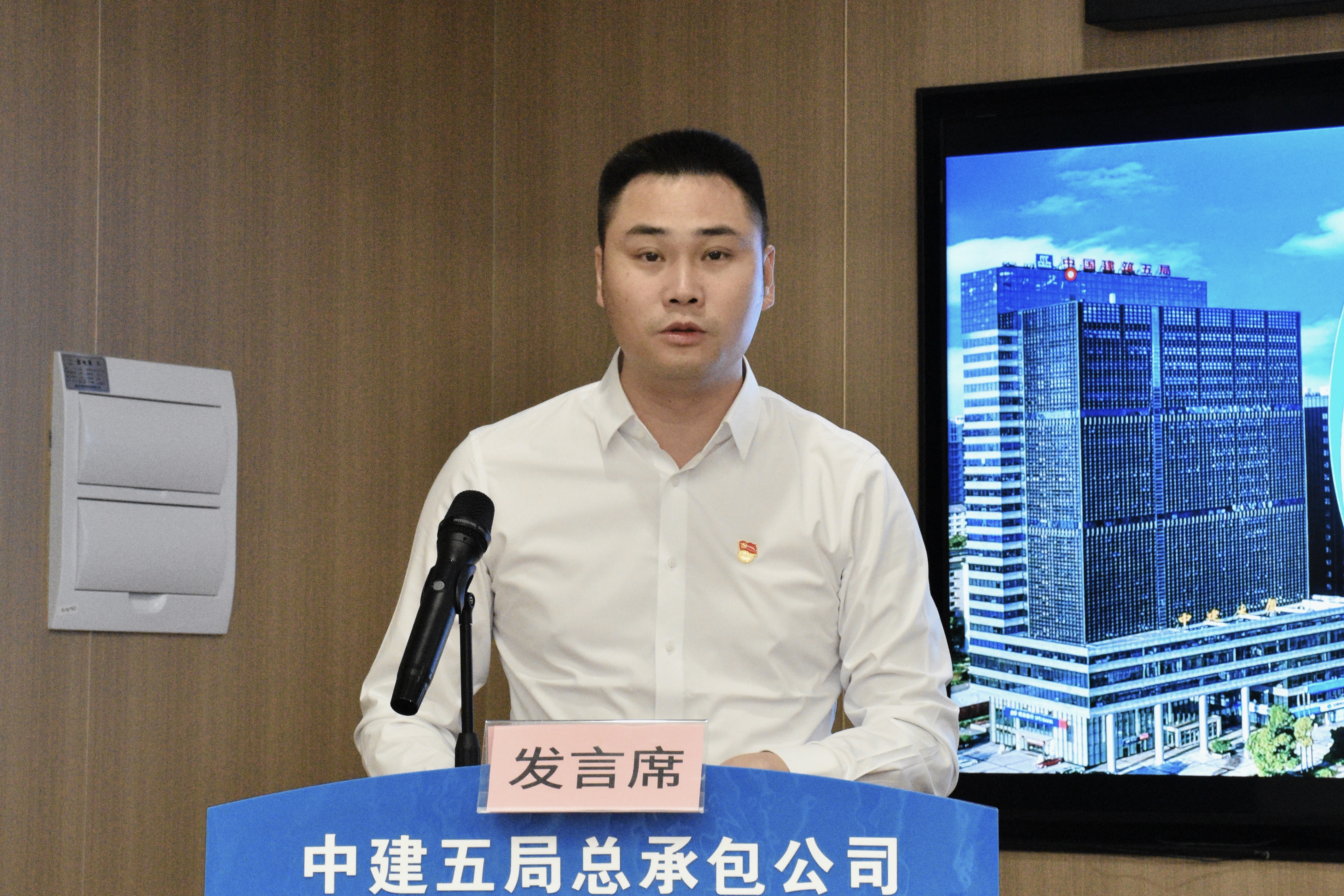 4.李芳发言.jpg